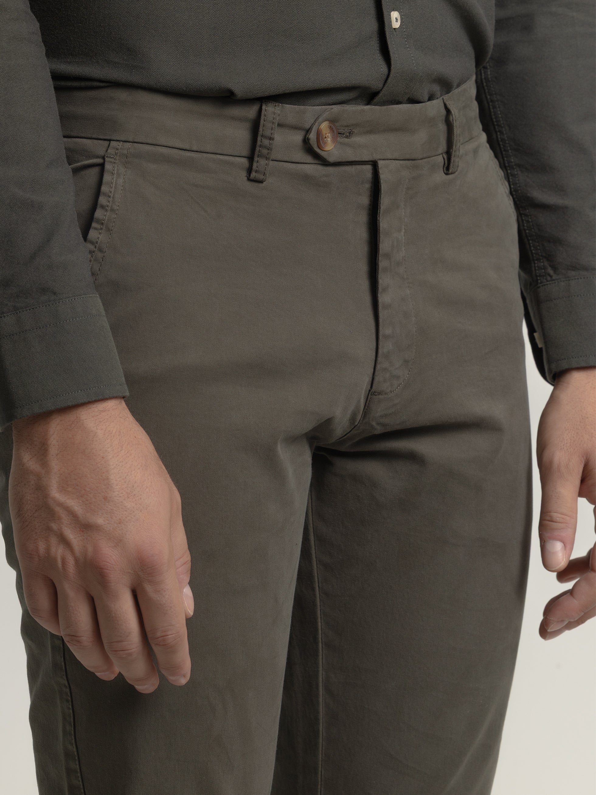 PANTALON CHINO TWILL VERDE BOSQUE - Image 3